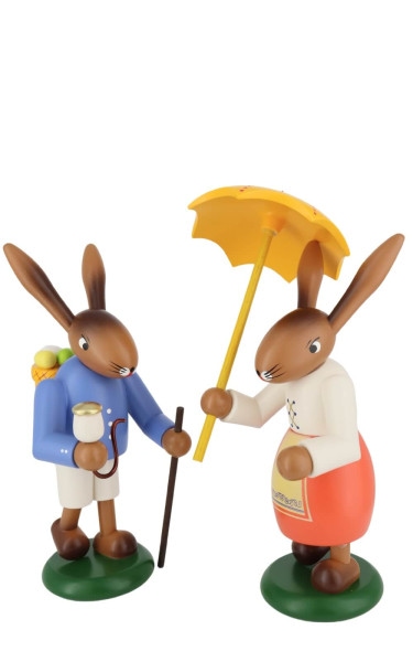 Hasenpaar mit Wanderstab und Schirm, 21 cm von SEIFFEN.COM
