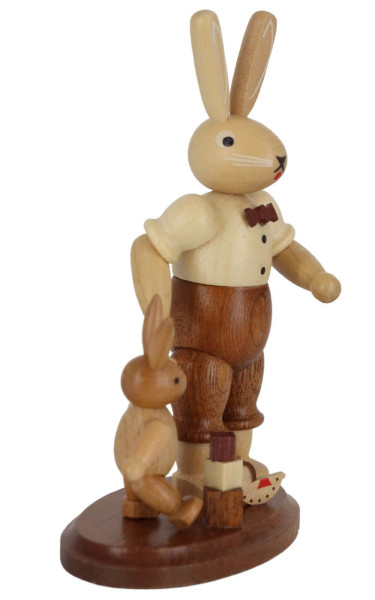 Osterhase Vater mit spielendem Kind, natur von Müller Kleinkunst_2