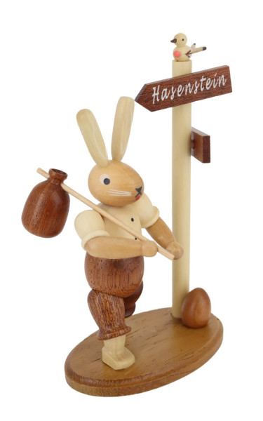 Hase Wanderer am Wegweiser, 14 cm, natur von Müller Kleinkunst_3